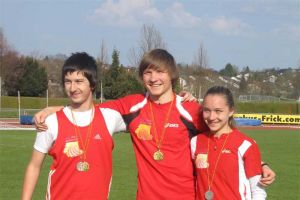 Strahlende Gesichter bei den Badischen Winterwurfmeisterschaften  vl: Leif Lissinna, Tobias Jaugstetter, Karla Botz