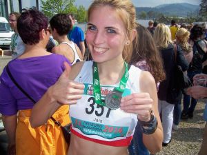 Jara Geißler nach Ihrer Halbmarathonpremiere im Ziel in Freiburg