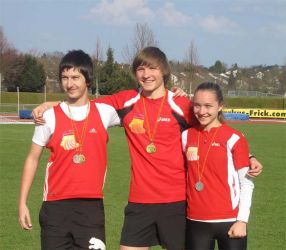 Strahlende Gesichter bei den Badischen Winterwurfmeisterschaften  vl: Leif Lissinna, Tobias Jaugstetter, Karla Botz