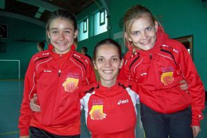 Stolz präsentieren die TSG-Athleten den prominenten Neuzugang