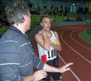 Trainer Alexander Bub zeigt Florian Oswald den Weg zum Titel