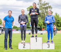 Die Top-Weitspringerinnen der Kurpfalz Gala geehrt von Vorjahressieger Christian Reif