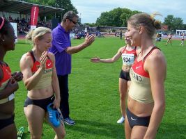 Die DLV Staffel-Damen freuen sich über ihren Erfolg bei der Cosinus Kurpfalz Gala 2011