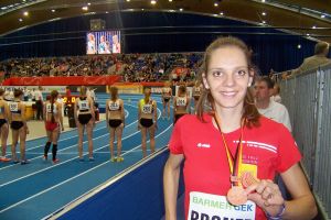 Melanie Skotnik freut sich über die Bronzemedaille bei den Deutschen Hallenmeisterschaften