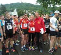 Renndirektor Thomas Geißler mit den Weinheimer Topläufern Matthias Müller und Jara Geißler