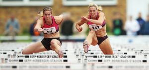 Olympiafinalistin Beate Schrott (AUT, li) und Cindy Roleder (GER, re) lieferten sich über die Hürden ein packendes Duell