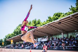 Alexandra Wester fliegt zur WM-Norm von 6,75m - auf den Zentimeter genau.