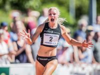Lisa Mayer freut sich über die Weltklassezeit über 200m