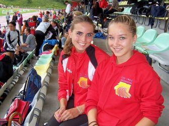 Jara Geißler und Karla Botz freuen sich über ihre Leistungen in Karlsruhe
