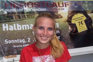 Jara Geißler freut sich über die Baden-Württembergische Juniorenmeisterschaft im Halbmarathon