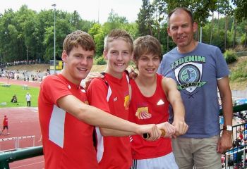 Unsere erfolgreiche Schülerstaffel mit ihrem Trainer.