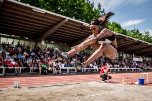 Sosthene Moguenara auf Reiseflughöhe Richtung 7,16m im Weitsprung der Frauen