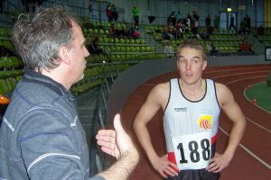 Der neue alte deutsche Hochschulmeister Florian Oswald berät sich mit seinem Trainer