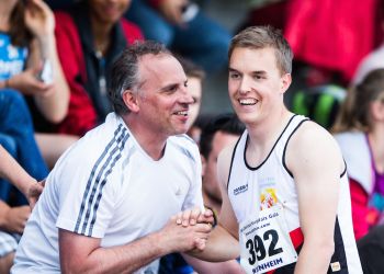 Glückwunsch: Florian Oswald und Trainer Alexander Bub freuen sich über 7,75m - Vereinsrekord!!