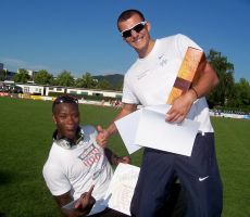 Sebastian Ernst freut sich über den 200m Sieg mit starken 20,42s