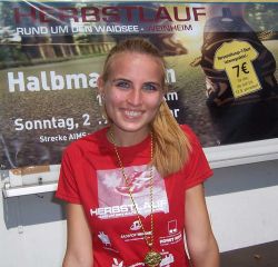 Jara Geißler freut sich über die Baden-Württembergische Juniorenmeisterschaft im Halbmarathon