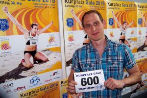 Meldebürochef Manfred Kirchgeßner präsentiert die neue Startnummer.