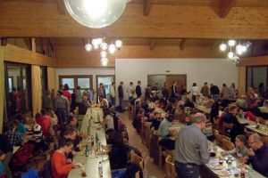 Der Gemeindesaal der Markuskirche in Weinheim platzt aus allen Nähten