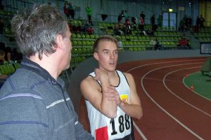 Trainer Alexander Bub zeigt Florian Oswald den Weg zum Titel