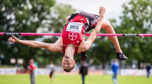 Mateusz Przybylko fliegt über die magische Höhe von 2,30m - WM-Norm!