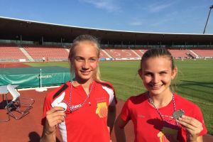 Linda Geißler und Bianca Stichling freuen sich über Silber und Bronze bei den Süddeutschen Schülermeisterschaften