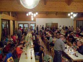 Der Gemeindesaal der Markuskirche in Weinheim platzt aus allen Nähten