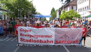 Schüler der Weinheimer Leichtathletikschule beim Protest gegen die Ablehnung der neuen Laufbahn