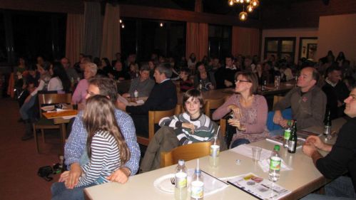 Viele Besucher beim Abschlussabend im Gemeindesaal der Markuskirche
