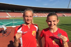 Linda Geißler und Bianca Stichling freuen sich über Silber und Bronze bei den Süddeutschen Schülermeisterschaften